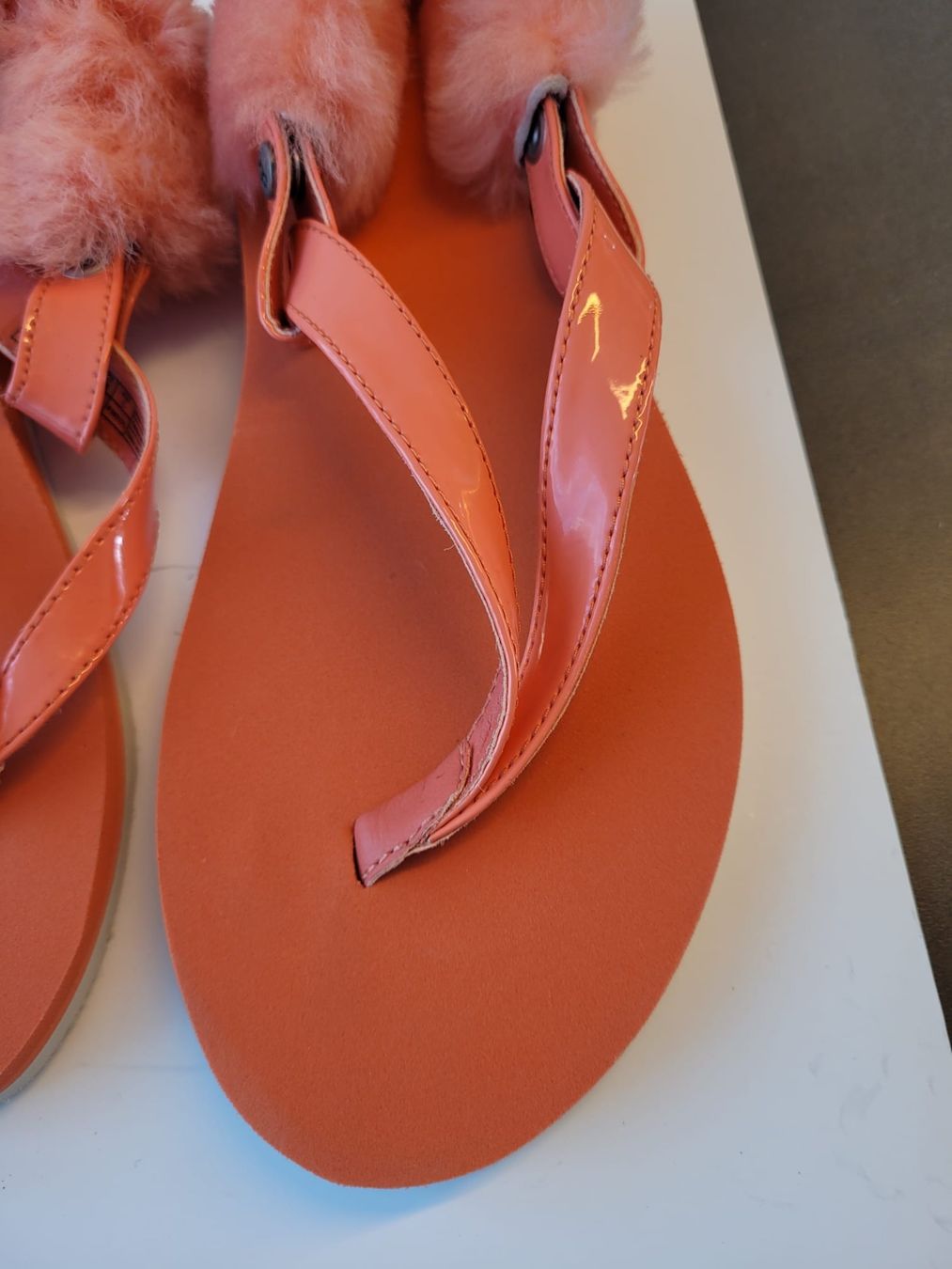 Ugg Scarpe da donna: UGG Flip Flops mit Fell, Koralle, Gr. 38, NEU – Nuovo (secondo la descrizione) da Basel venduto da sep_sn6x 2