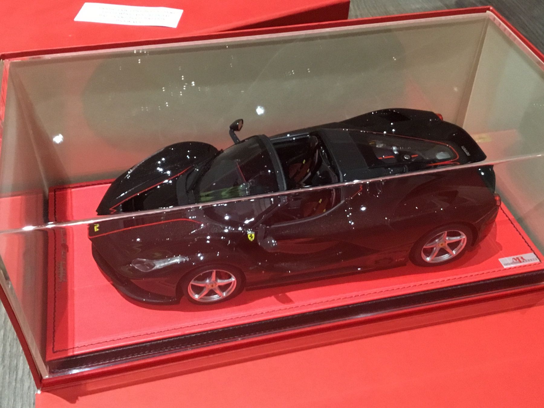 Ferrari Modellini d'auto: MR Modellauto / LaFerrari Paris MS2016 / 1:18 / FE020A – Nuovo e nell'imballaggio originale da Brig venduto da Sonne11