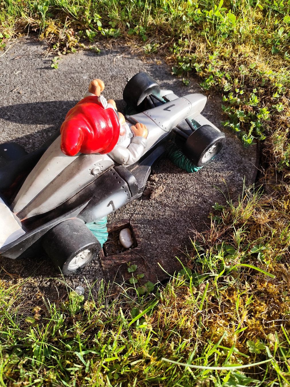 Statuette: Gartenzwerg im Rennauto – Usato da Grossdietwil venduto da bie_2bn5 2