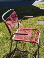 Vintage Spaghetti Gartenstuhl mit Armlehnen Rot Defekt