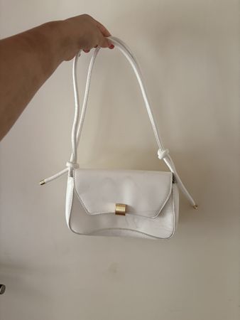 Chic White Shoulder Bag - Perfect for Summer Outfits!