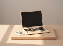 Ordinateur portable en bois avec tableau aimanté / NEUF