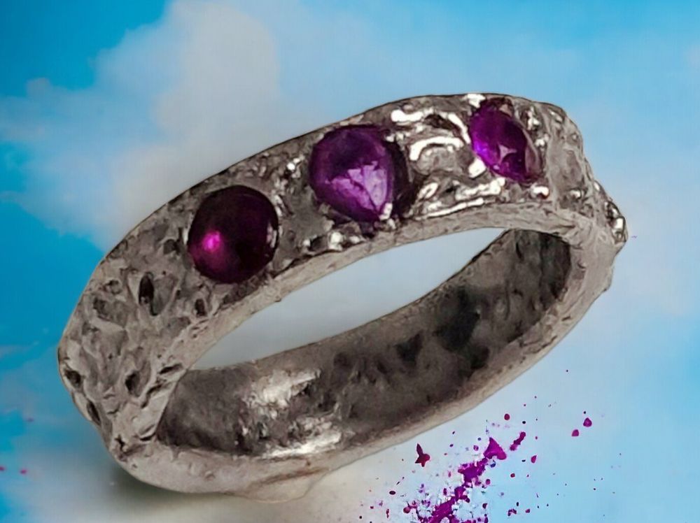 Handgefertigter Ring, Stahl mit drei Rubinen, Gr. 53 (Neu und ...