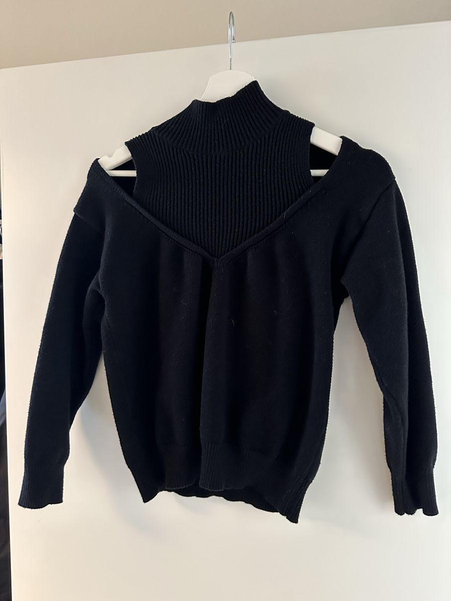 Pullover & Sweatshirts: Schwarzer Damenpullover Grösse S mit Cut-Outs – Gebraucht aus Reinach BL von Alles_muss_weg00 1