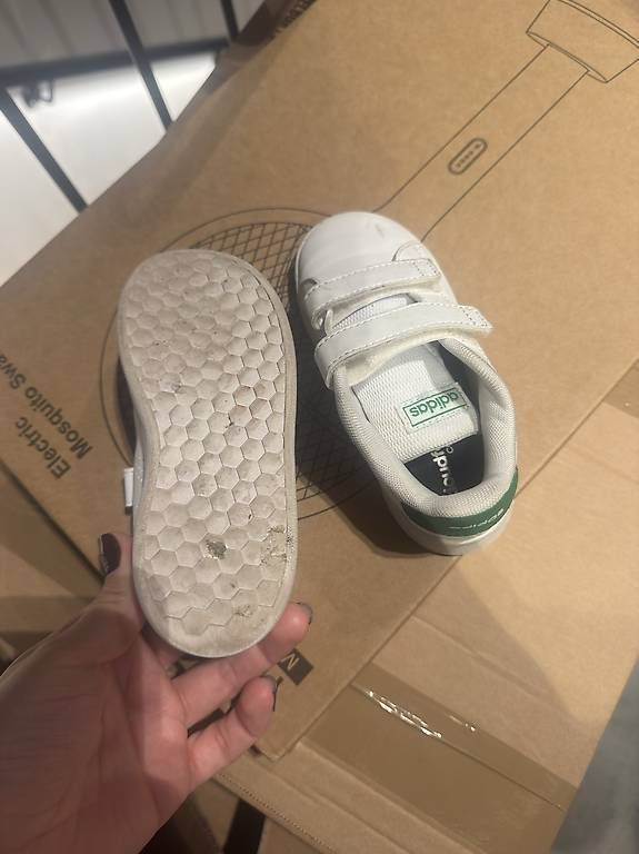 Schuhe für Jungen: Chaussures adidas 26 – Gebraucht aus Vouvry von gra_vtp7 1