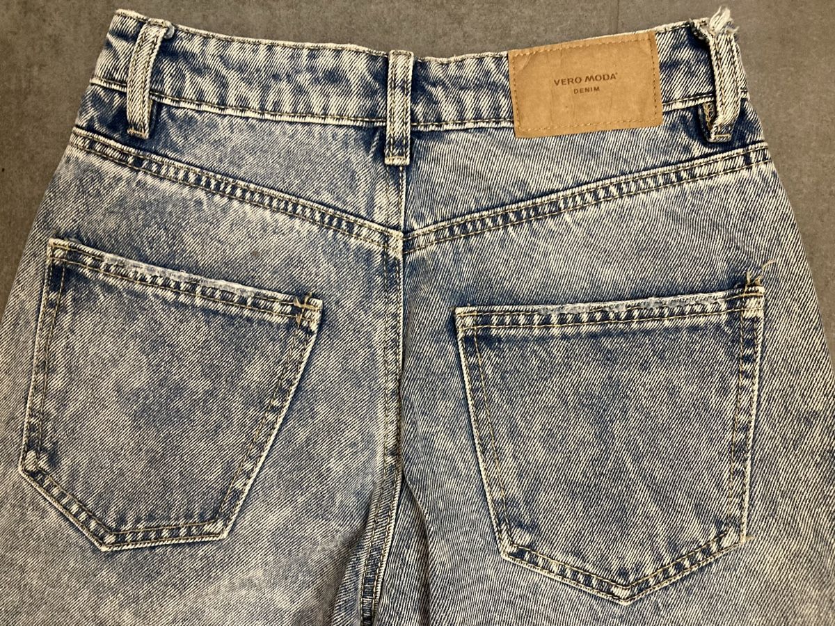 Vero Moda Jeans: Vero Moda Jeans Gr. 25/32 Stonewashed Mom-Fit – Gebraucht aus Dulliken von gab_jdr2 2