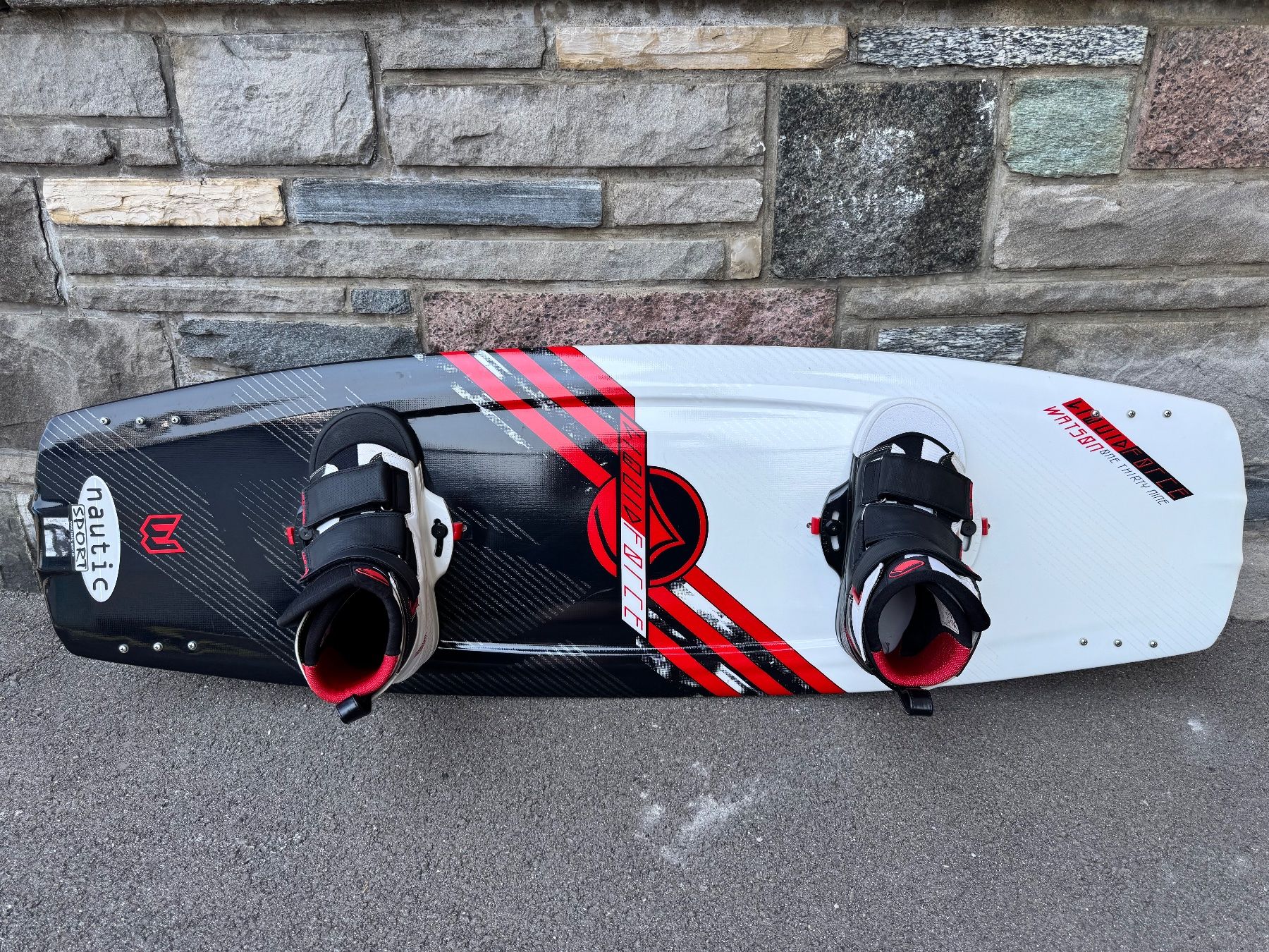 Surfboards & Schwimmbrette: Wakeboard Liquid Force Watson 139.2 cm mit Bindung – Gebraucht aus Gommiswald von Aloha.Spirit