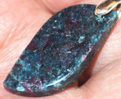 Anhänger L-5970 – Rubin Kyanit Cabochon ca. 28x13mm