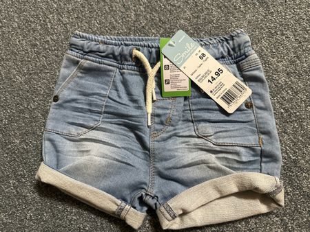 Kurze Jeans Kinder Grösse 68 mit Etikett