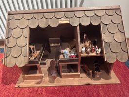 Bauernhaus mit Holzfiguren