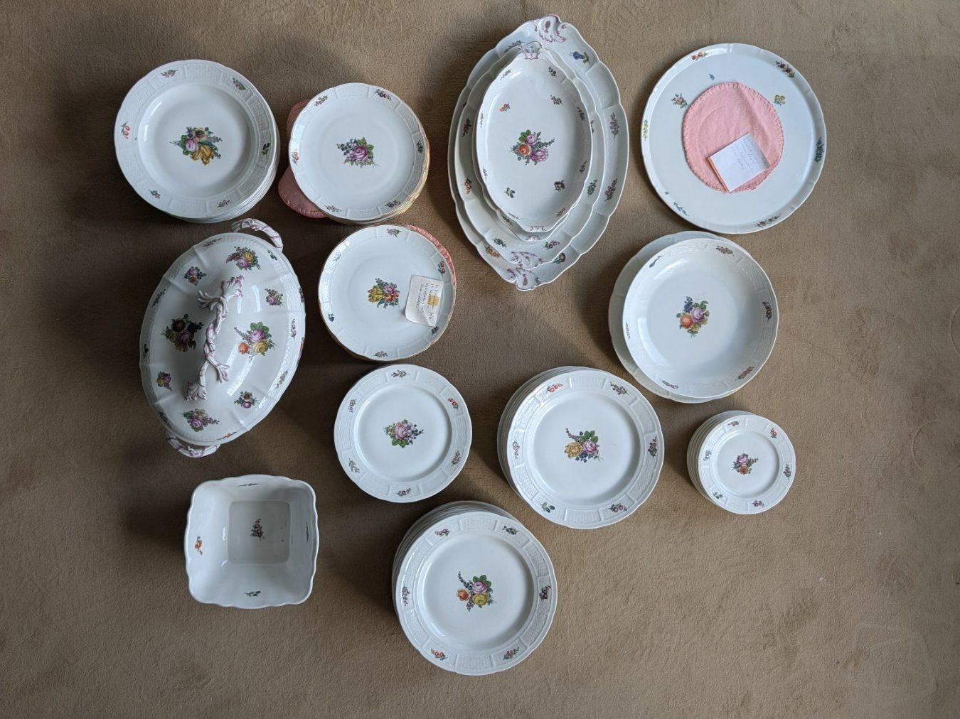 Set di piatti: Wunderschönes Geschirr-Set mit Blumenmuster, Vintage Stil – Usato da Binningen venduto da LukasRicardo 1