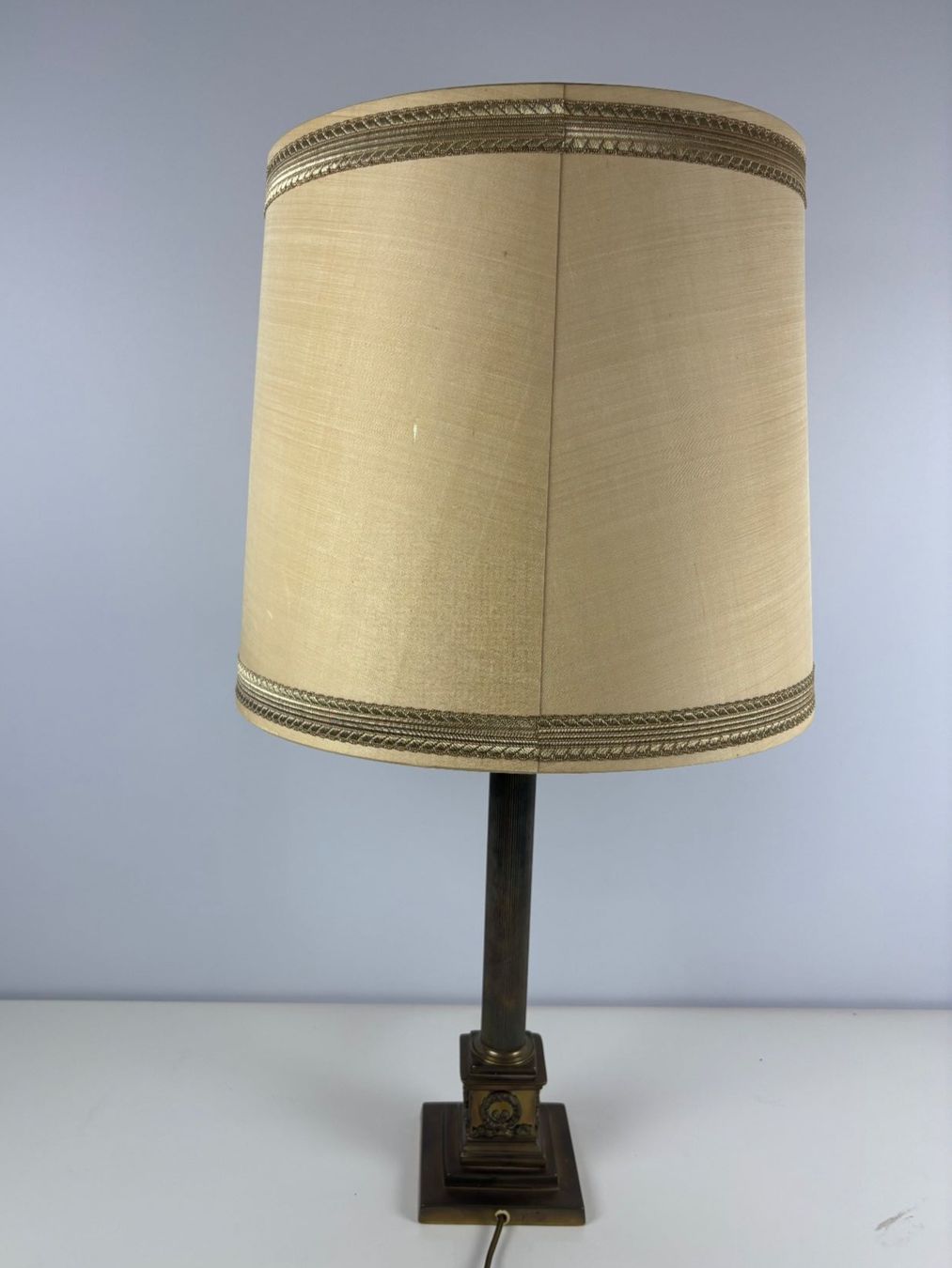 Lampade: Vintage Korinthische Tischlampe Messing – Usato da Wettingen venduto da Wendemarket 1