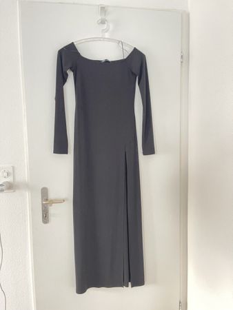 Elegantes, schwarzes Kleid mit Schlitz