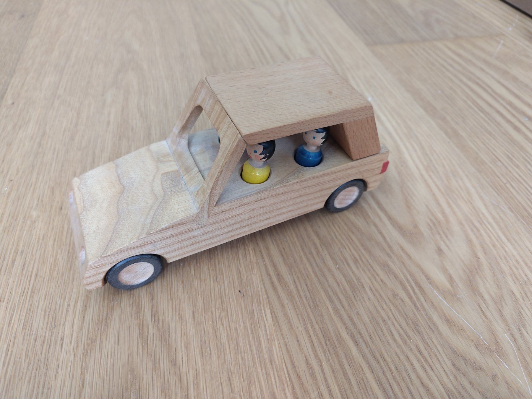 Spielzeuge: Holzauto mit Spielfiguren – Gebraucht aus Bern von Cassiopeia-72