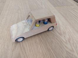Holzauto mit Spielfiguren