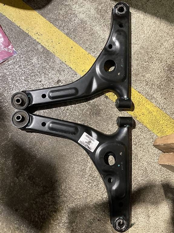 Ford Tutti pezzi di ricambio auto: Querlenker vorne Ford Transit 2006-2014 – Usato da Bern venduto da AlexanderG01