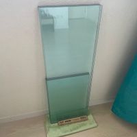 Massive Glasplatten aus einem Regal zum Basteln