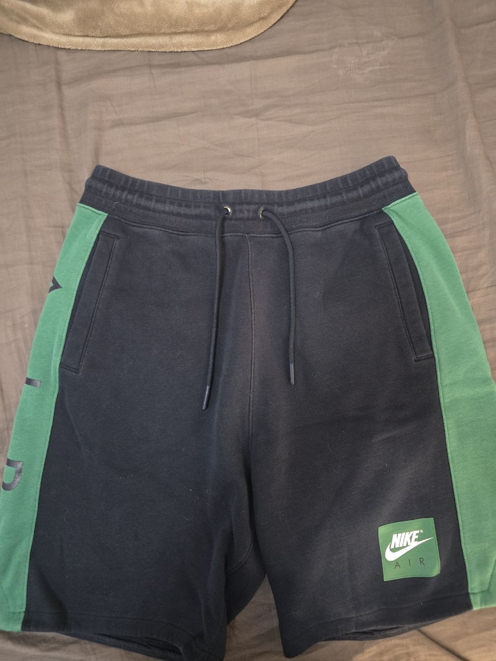 Nike Hosen: Short Nike Air noir/vert - Taille M – Gebraucht aus Mont-sur-Lausanne von Didinho