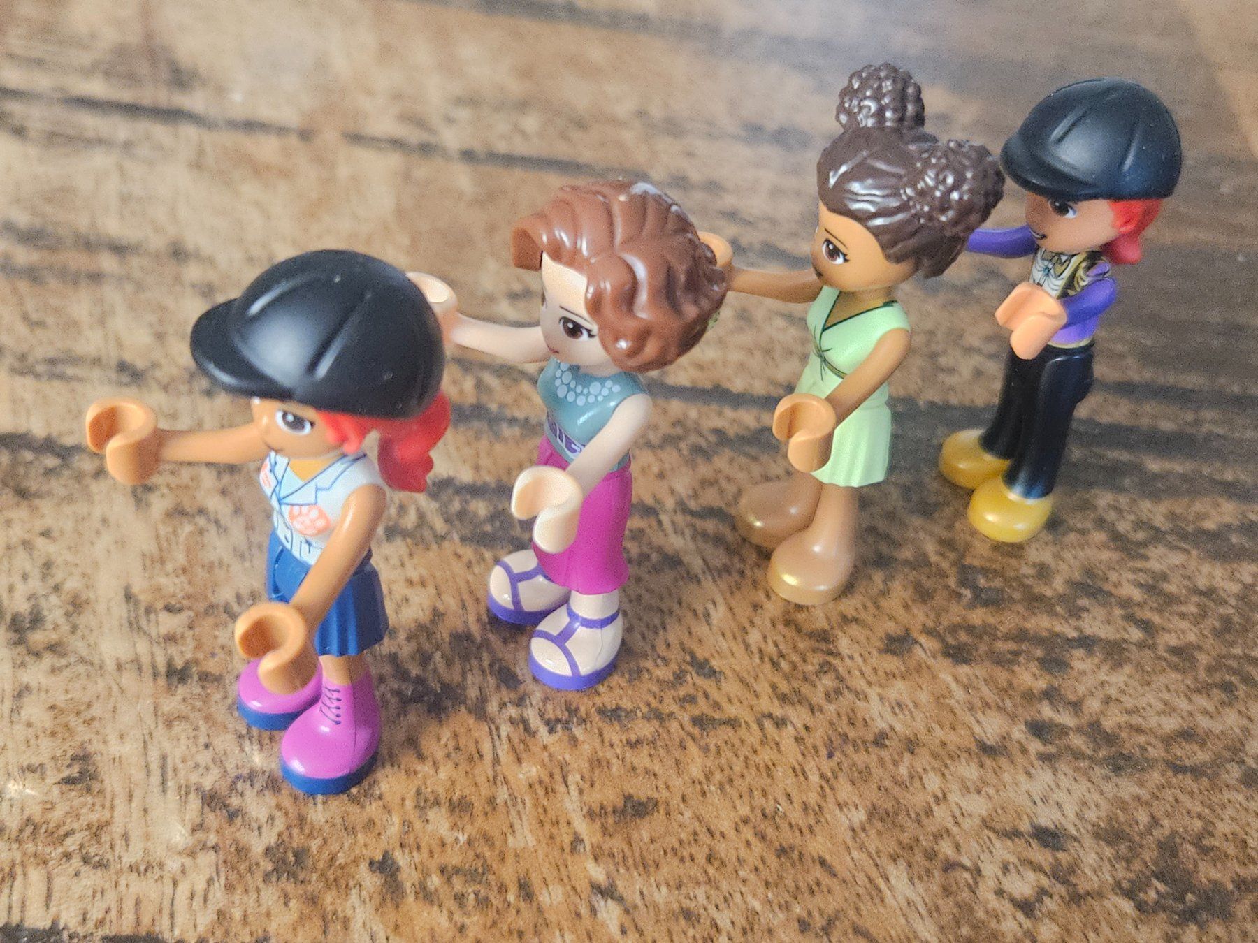 Lego Kit di costruzioni: lego lot de 4 figurines friends – Usato da Confignon venduto da Ecrofigs 2