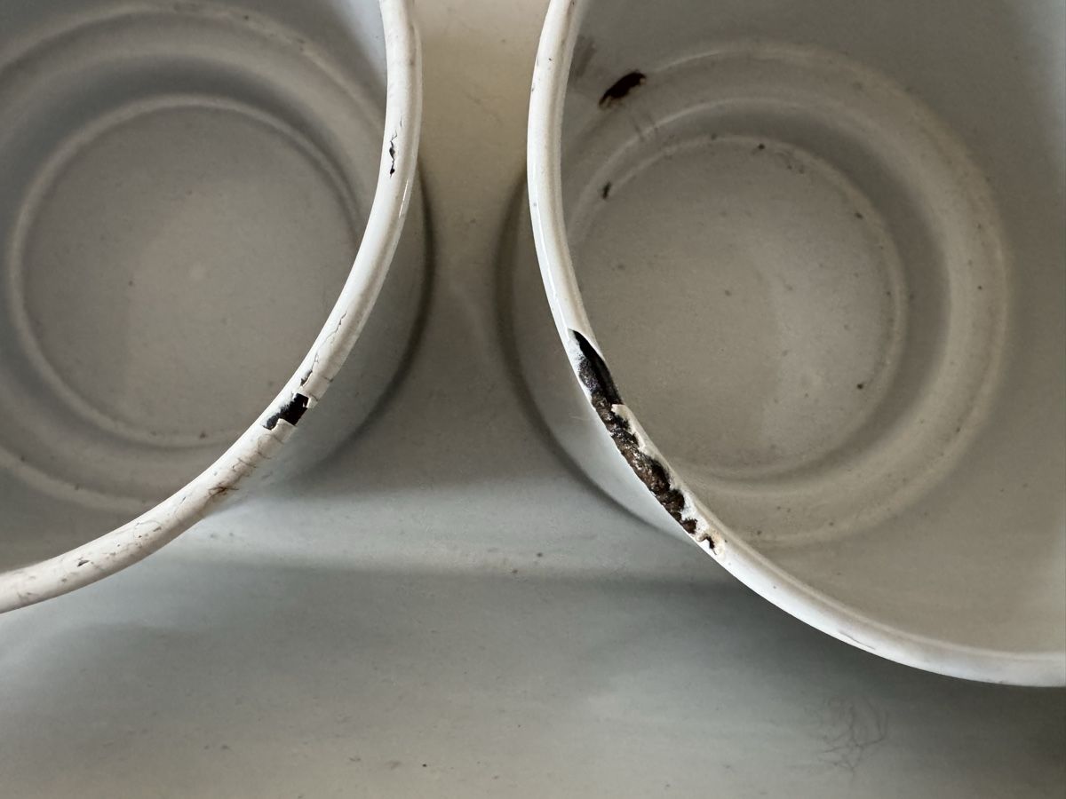 Cucine complete: Vintage Enamel Wall Shelf with 3 Pots – Usato da Basel venduto da FlorinBasel 1