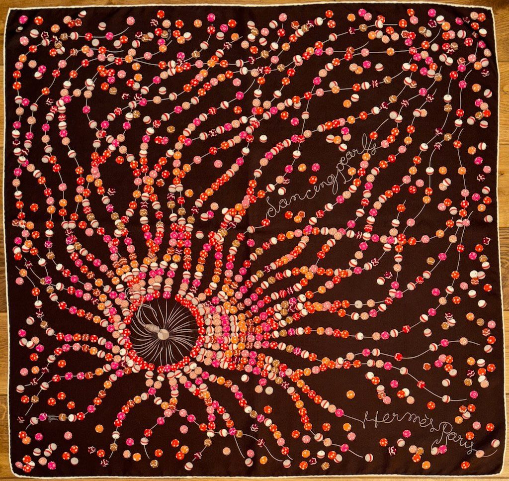 Hermès Foulards, Tücher & Schals: HERMES Foulard "DANCING PEARLS" – Gebraucht aus Zürich von Libraco