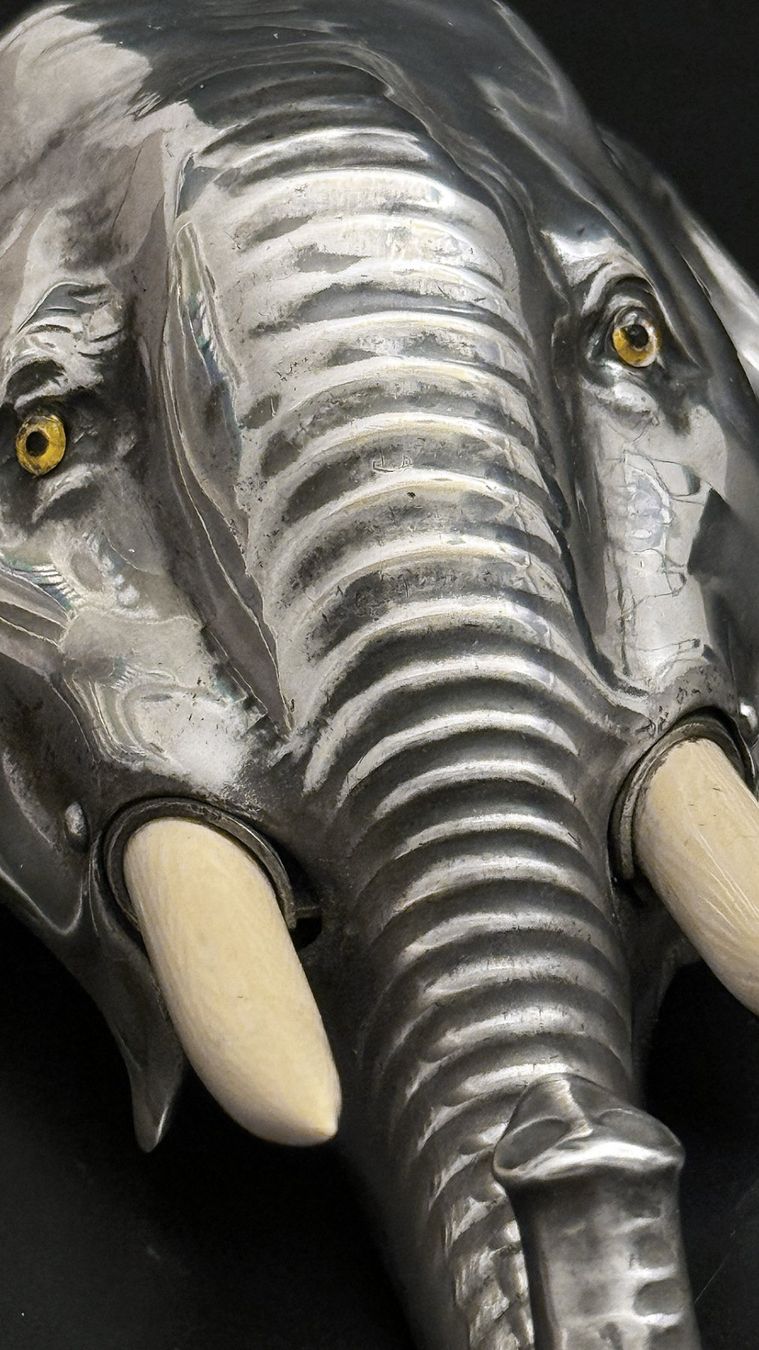 Skulpturen & Statuen: Versilberte Hotel-Rezeption / Ladenklingel mit Elefant – Gebraucht aus Luzern von Eukalyptus 4