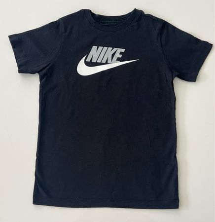 Klassisches Nike Futura Logo Shirt – Schwarz – Gr. 147-158 (