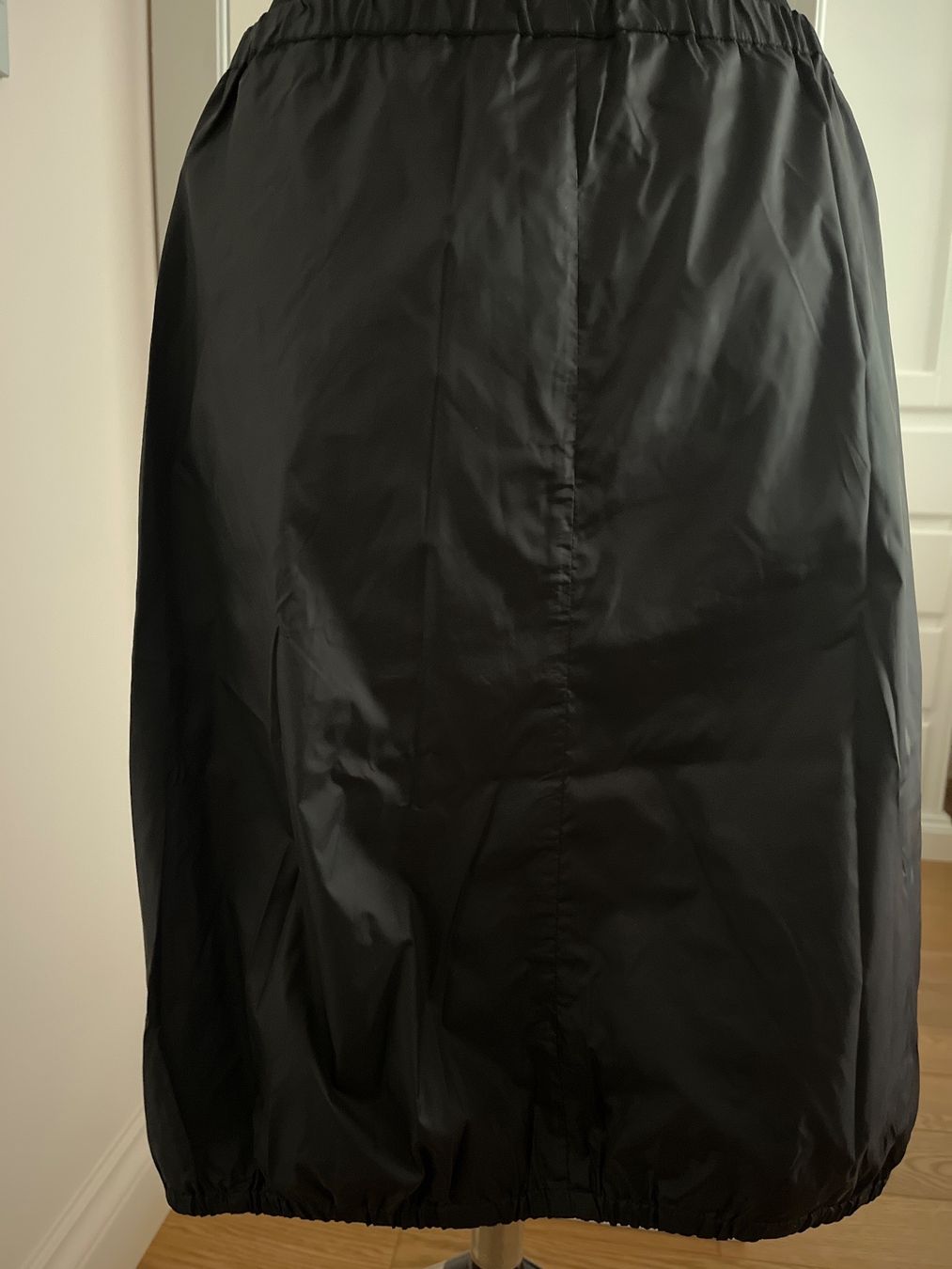 Max Mara Gonne: Max Mara black skirt with strass – Usato da Rüschlikon venduto da ant_5v7g 2