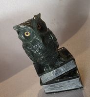 Eulefigur ist Serpentin Handgeschnitzt steht auf dem Buch  
