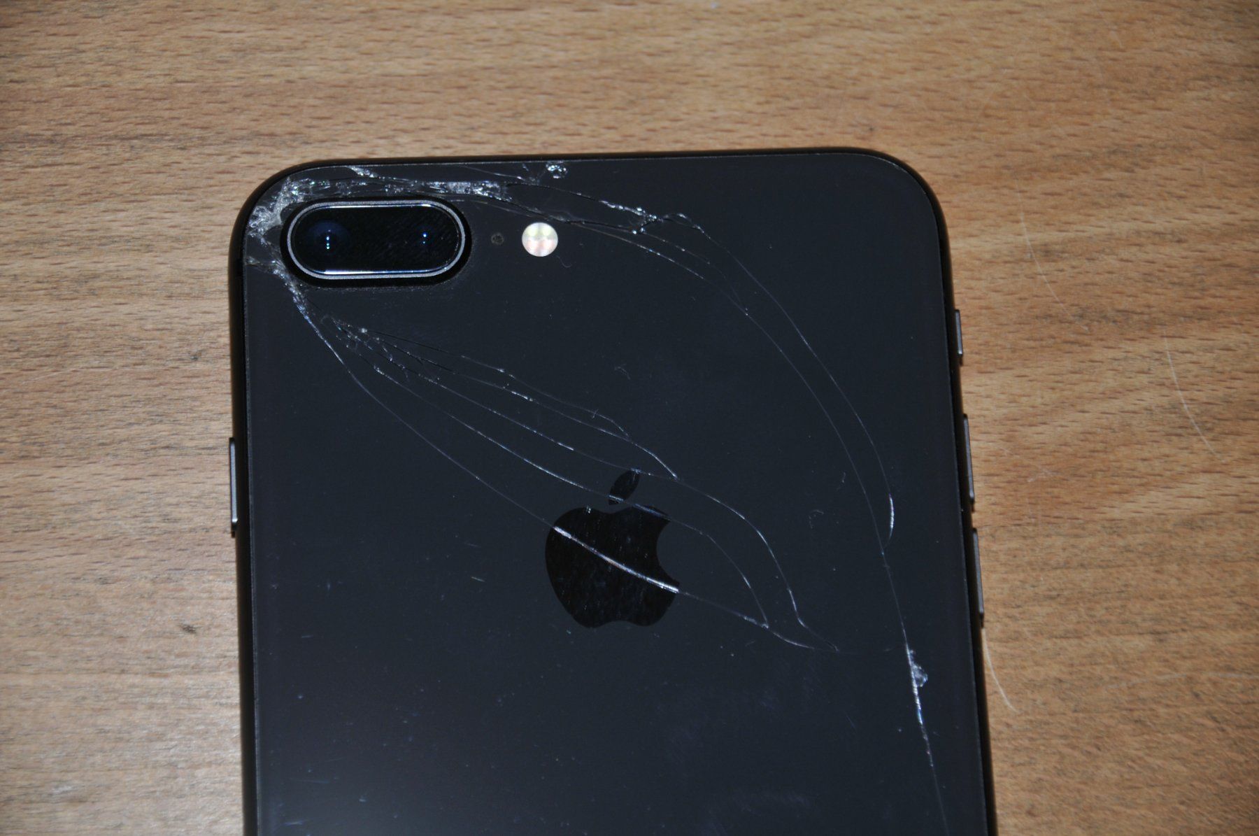 Apple Telefoni cellulari / Smartphones: Apple iPhone 8 Plus - Space Grey - 64 GB - Rückseite defekt – Usato da Winterthur venduto da Schwestere 2