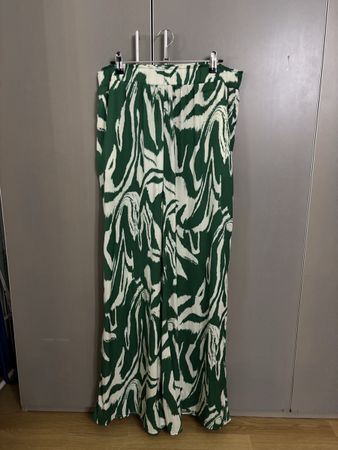 Damen Stoffhose weit grün weiss gemustert Grösse M
