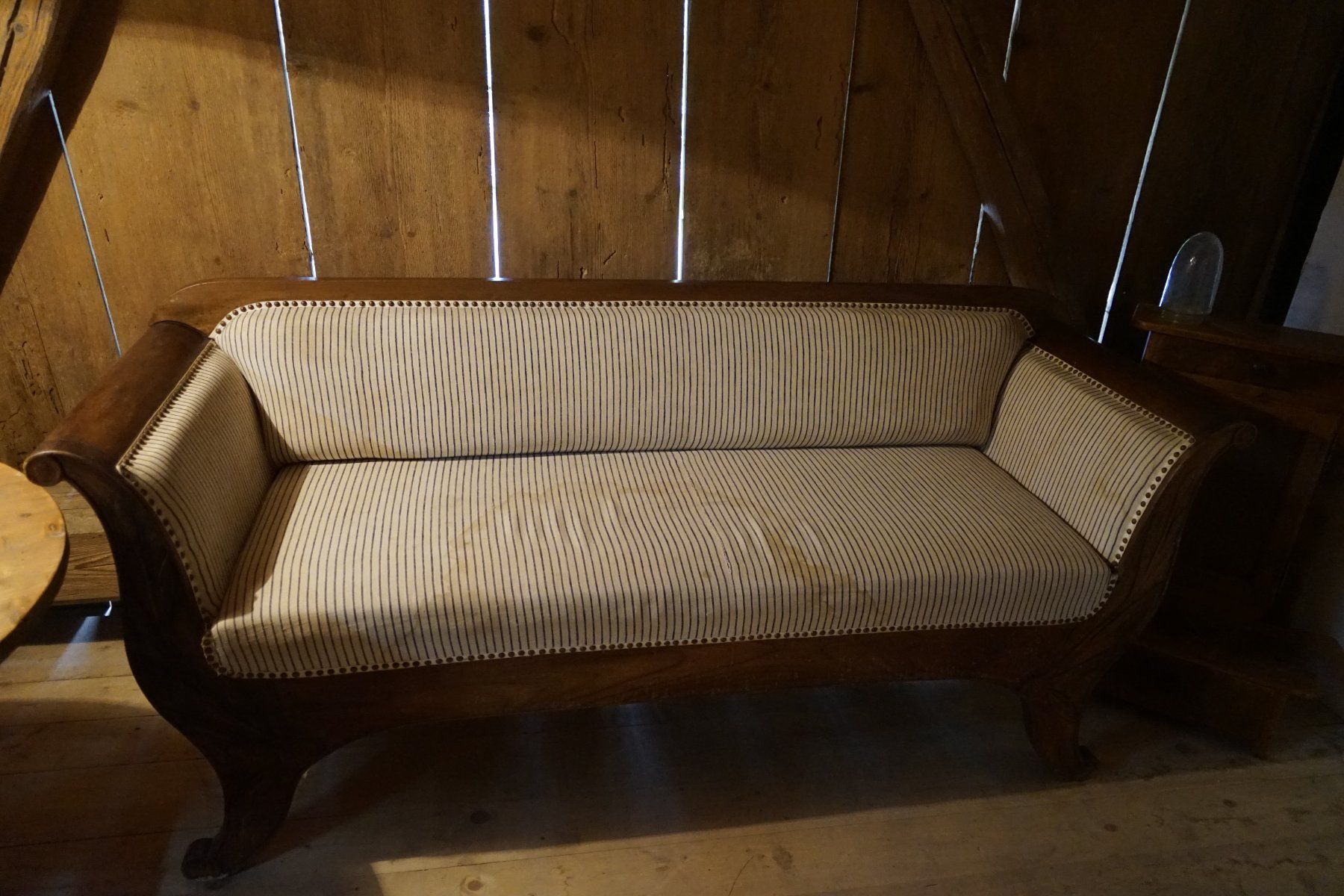 Divani: Sofa Biedermeier auf Nussbaum – Usato da Hinwil venduto da Antikfischer 5