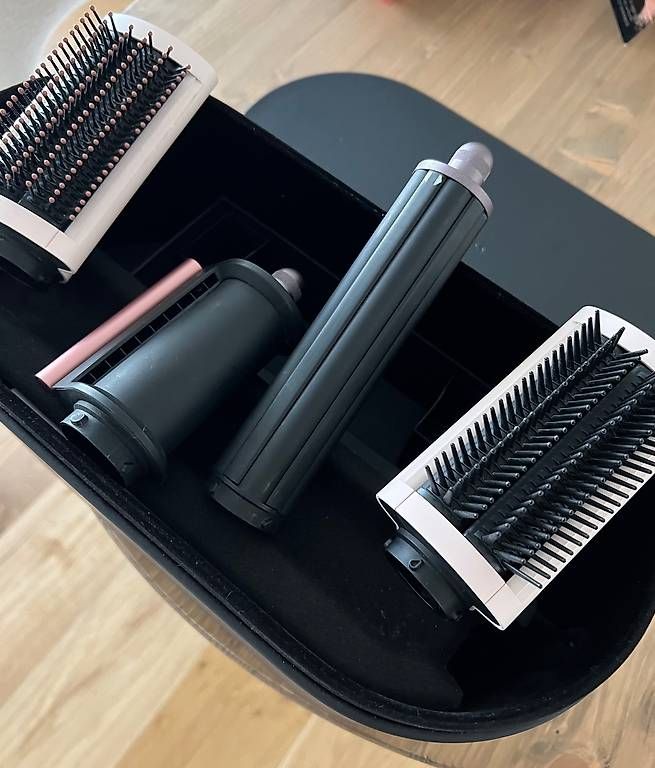 Piastre & Arricciacapelli: Dyson Airwrap Box inkl. 2 verschiedene Aufsätze – Usato da Embrach venduto da Sofiiaa 1