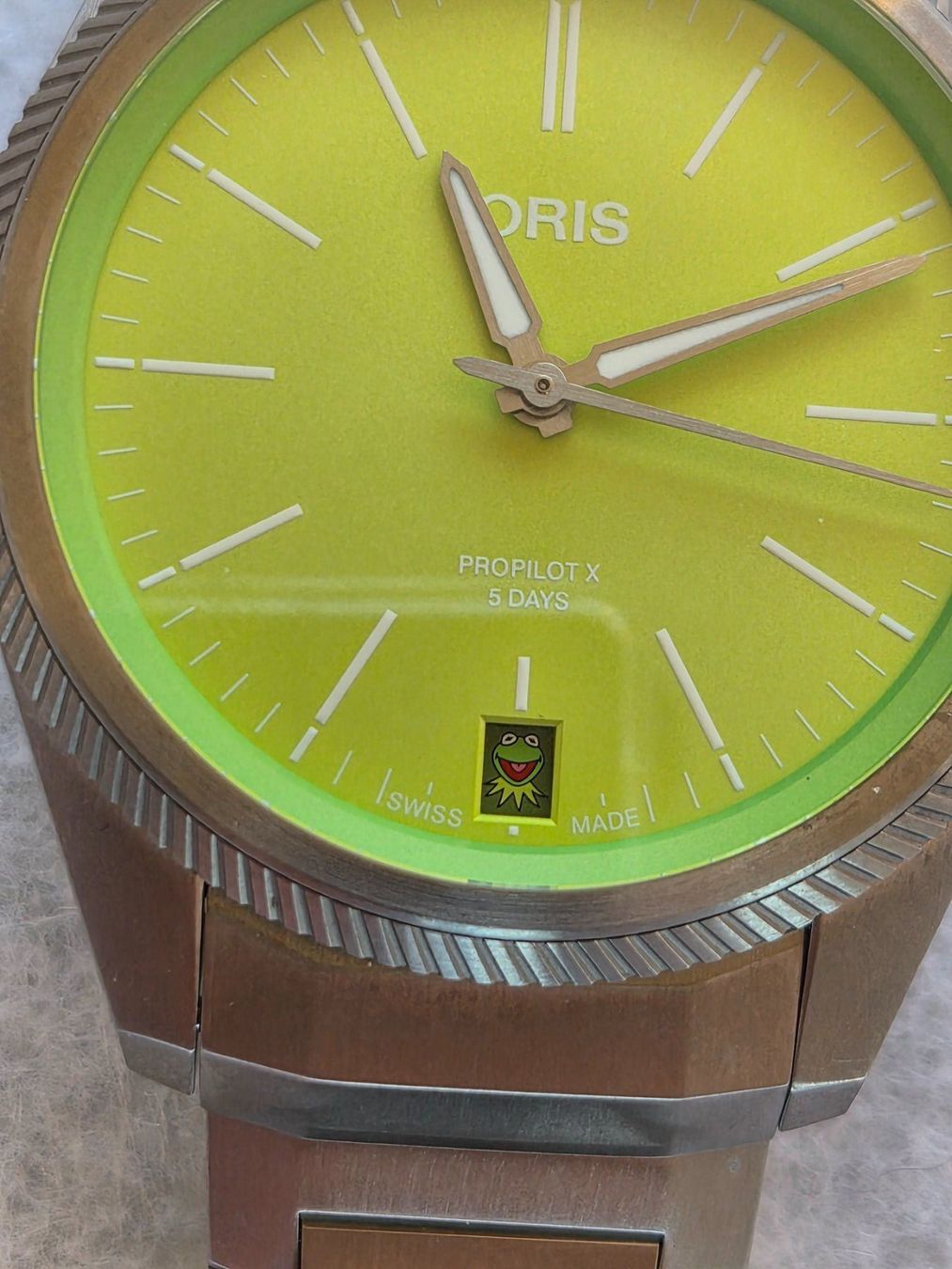 Oris Uhren: Oris ProPilot X Kermit Edition – Neu und originalverpackt aus Chabrey von Horology 2
