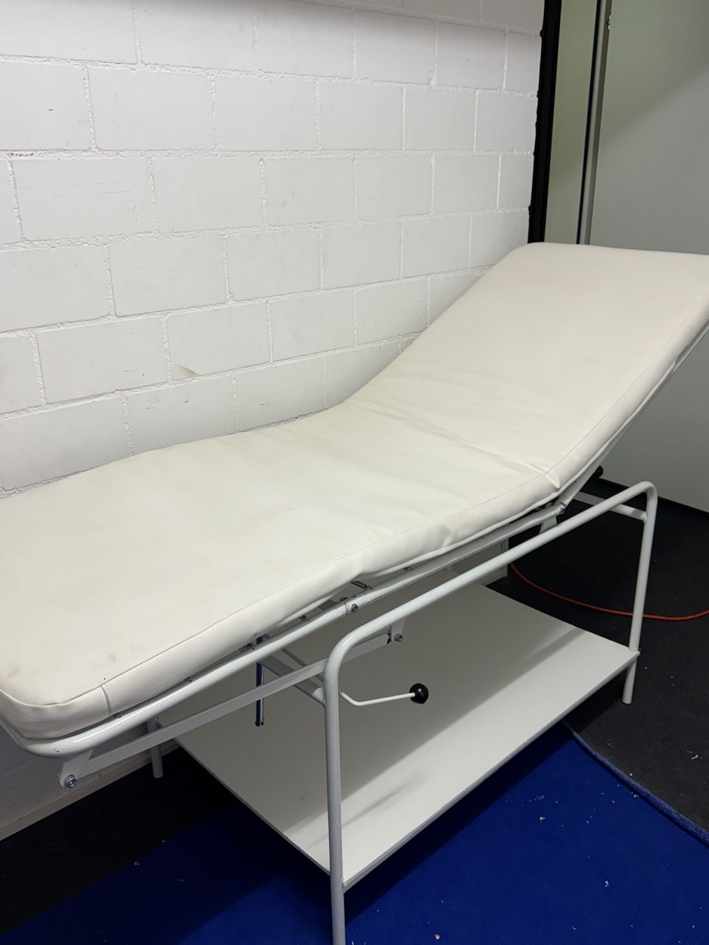 Sedie a sdraio: Untersuchungsliege/ Beautyliege/ Massageliege – Usato da Dättwil AG venduto da leo_zn5y