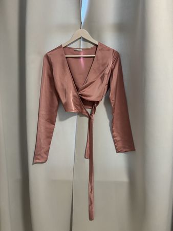Camicetta satin rosa corta Bershka – taglia S