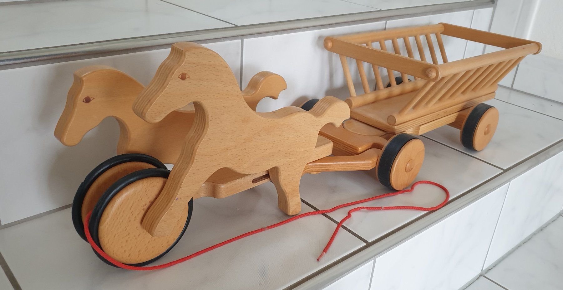Spielzeuge: Pferdegespann mit Heuwagen aus Holz – Gebraucht aus Meggen von G7957c24 1