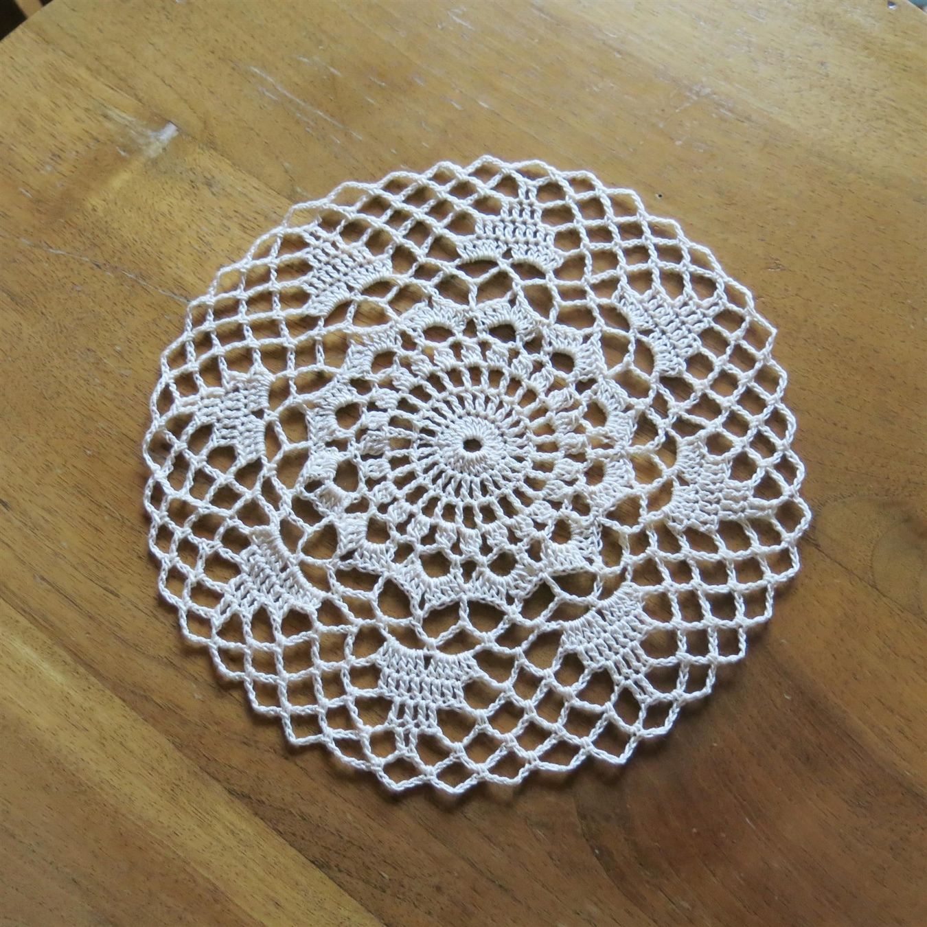 Tutte le decorazioni: Rundes Häkeldeckchen ca 22 cm /ecru – Nuovo (secondo la descrizione) da Schaffhausen venduto da Espressoo7