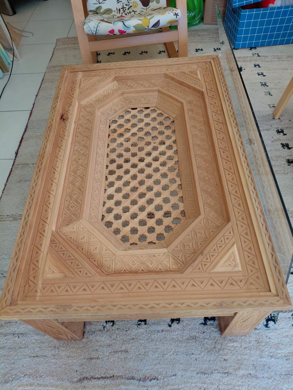 Tables: Handgefertigter Holz-Couchtisch mit Glasplatte – D'occasion à Sursee par Benevol 1