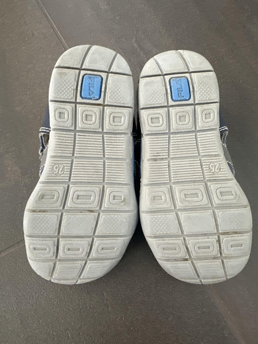 Scarpe per ragazzi: Fila Kinderschuhe/ Sandalen – Usato da Lenzburg venduto da Cowboy2000 1