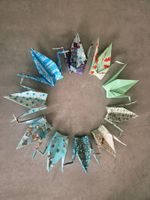 10 Origami Kraniche aus Chiyogami Papier blau-grün