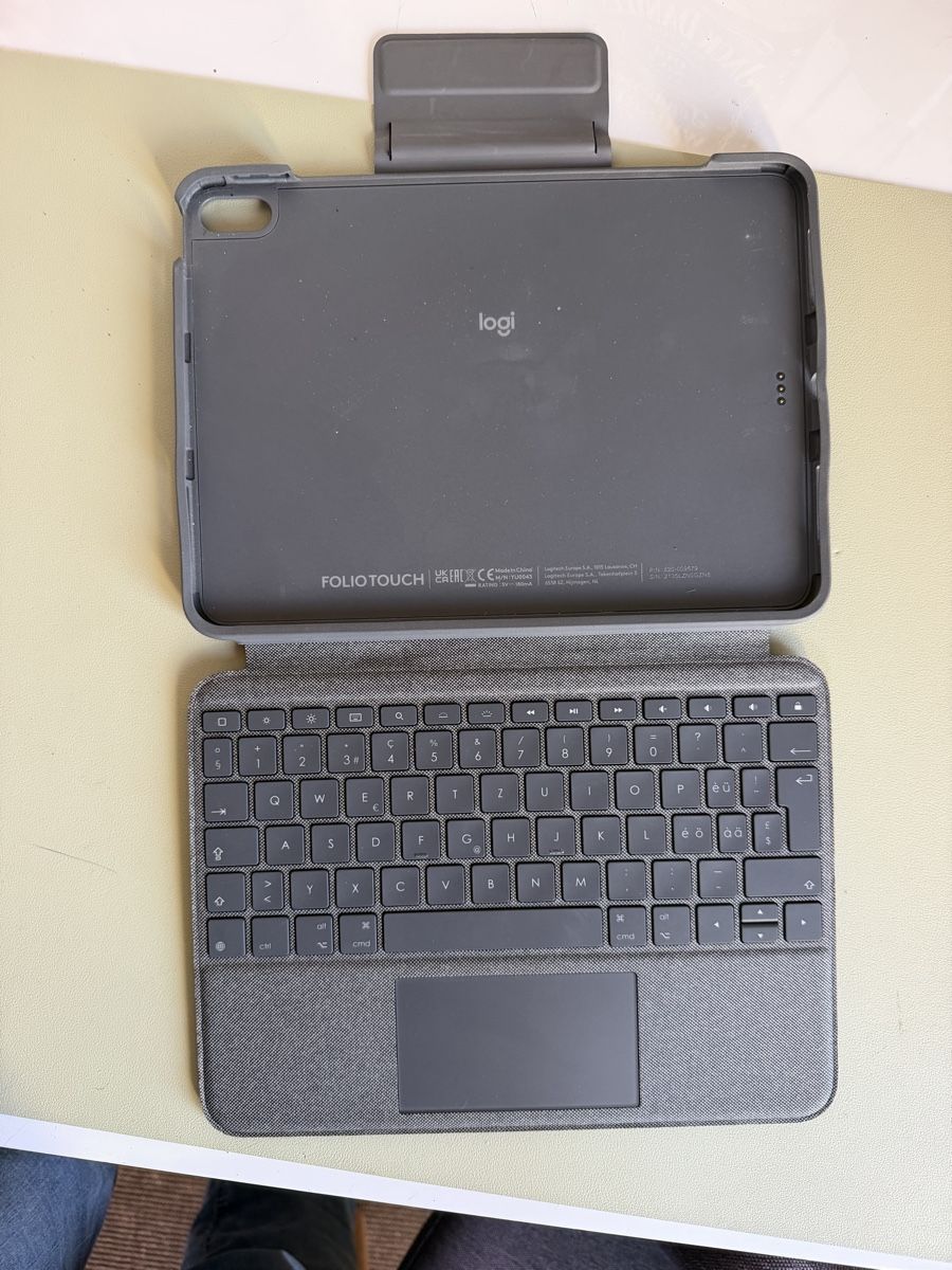 Apple Covers & Borse: Logitech Folio touch Ipad Air Hülle – Usato da Buch am Irchel venduto da NicLep