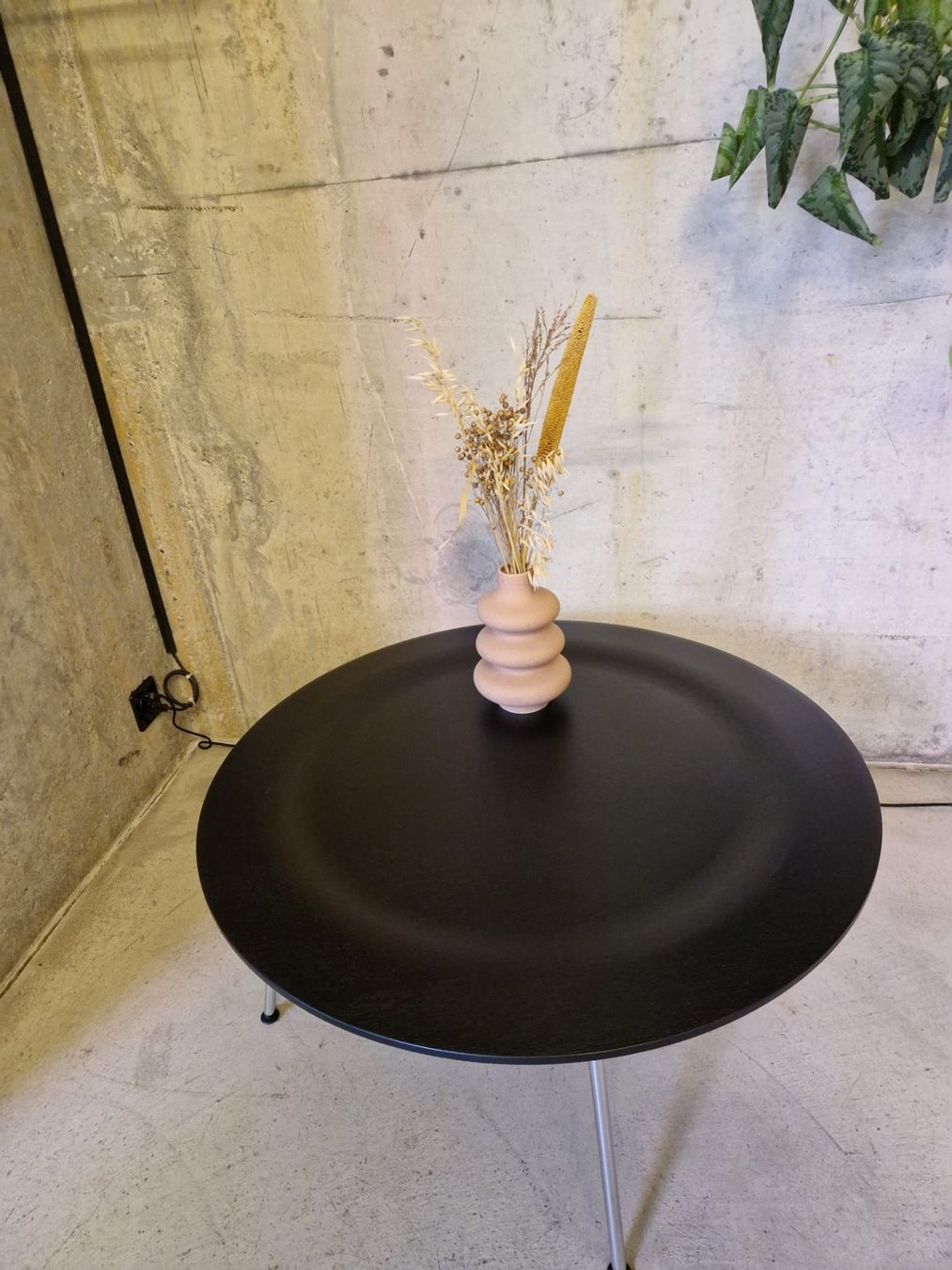 Vitra Tavoli: Vitra Eames CTM Coffee Table Metall Couchtisch | Schwarz – Usato da Zürich venduto da inf_y5hd 3