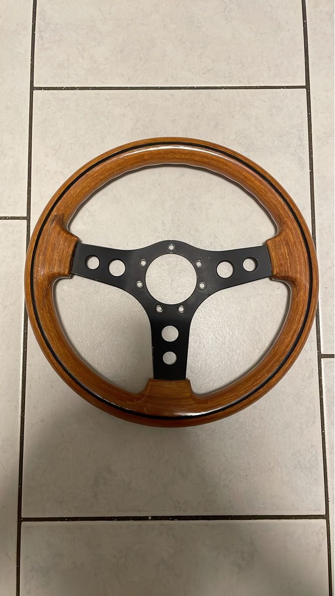 Tutti pezzi di ricambio auto: Holzlenkrad echt Holz mit schwarzen Speichen – Usato da Kirchleerau venduto da Resale_LC