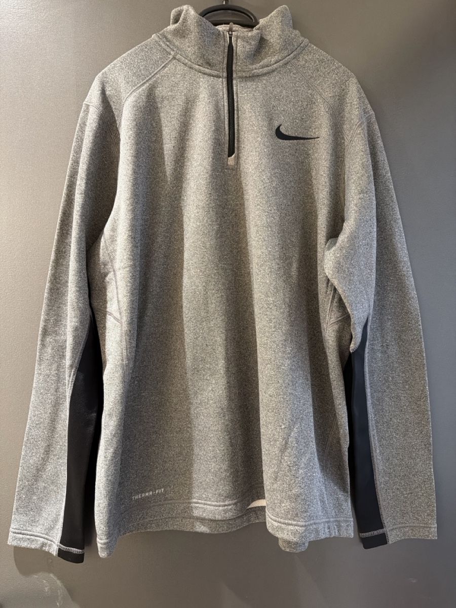 Nike Pullover & Sweatshirts: Funktionsshirt Therma-Fit Nike Grösse L – Neu (gemäss Beschreibung) aus Obersaxen von jen_6dnw