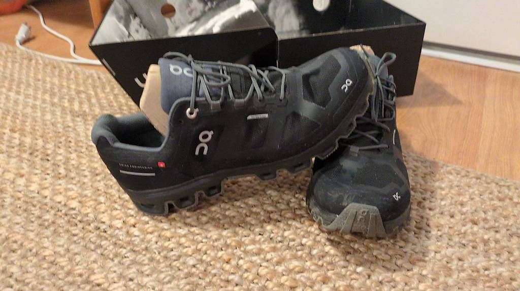 Scarpe da uomo: Cloudventure Waterproof Black | Graphite Size 10.5/44.5 – Usato da Winterthur venduto da han_8ytn 2