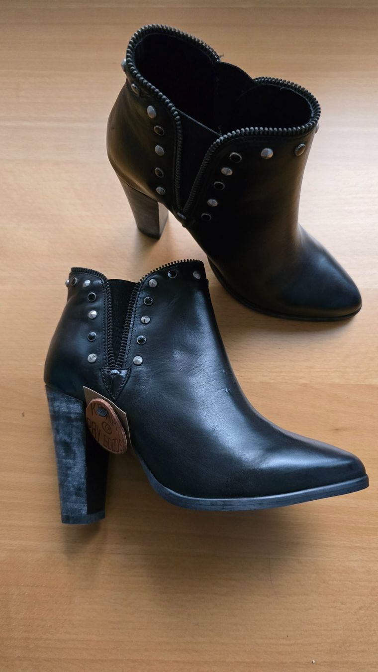Scarpe da donna: KOAH Leder Stiefeletten Gr. 36 mit Nieten – Nuovo (secondo la descrizione) da Thalwil venduto da VitaMini 1