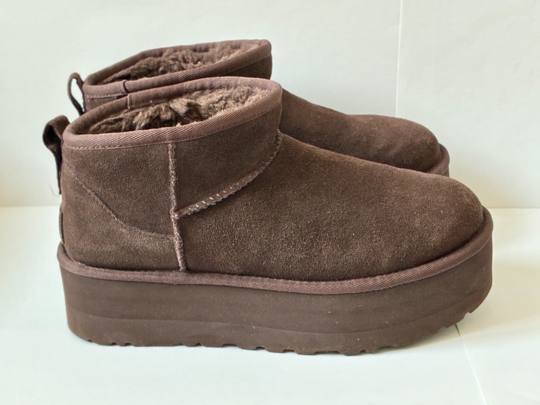 Ugg Scarpe da donna: Dunkelbraune UGG Boots Wildleder "Classic Ultra Mini" – Usato da Kloten venduto da Nephty 4