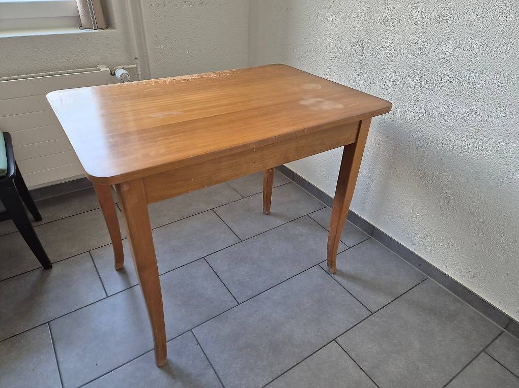 Tische: Kleiner Bastel- oder Arbeitstisch aus Holz – Gebraucht aus Niedergösgen von Perunasalaatti 3