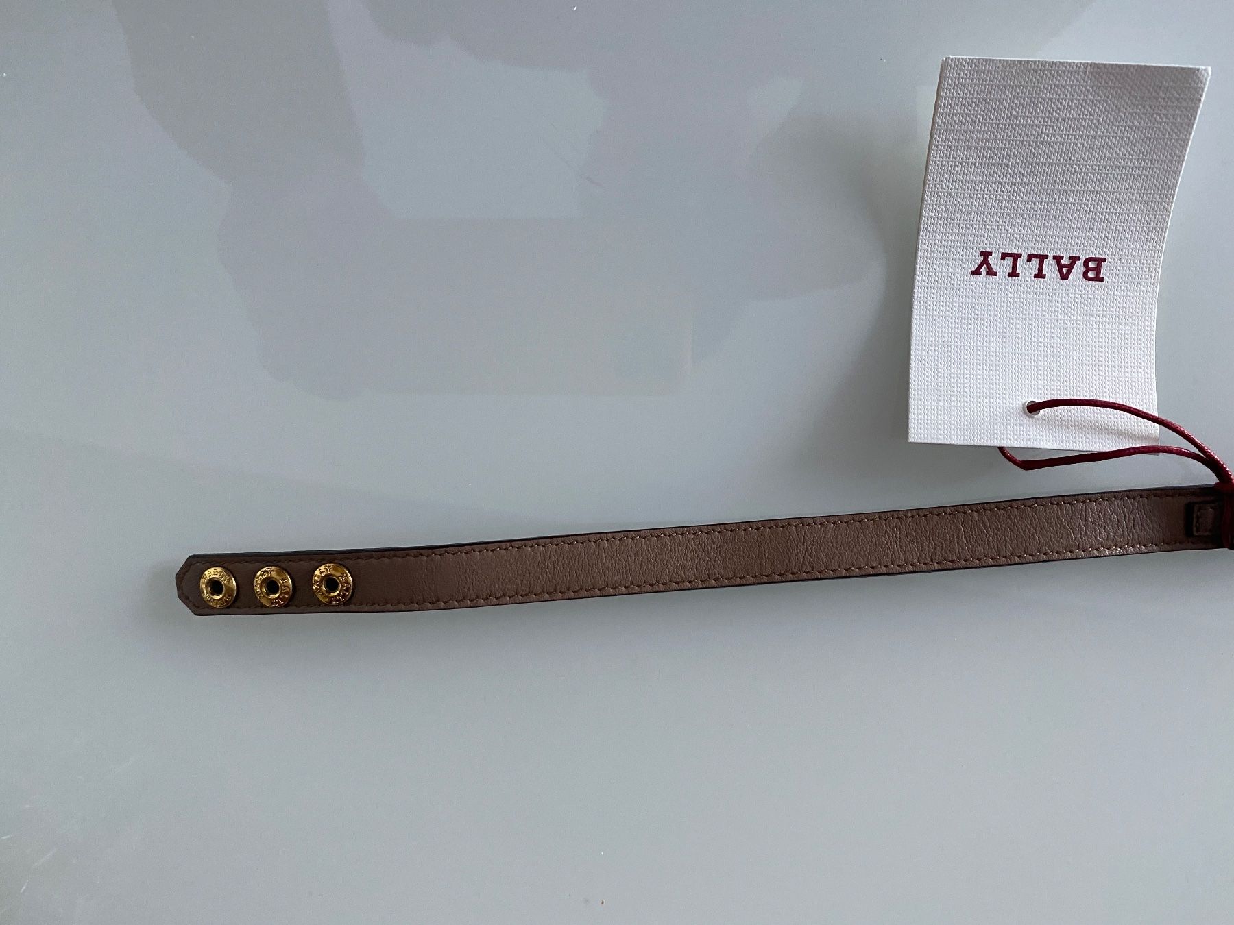 Bracciali & Braccialetti: Bally Leder Braslet mit Logoplakette 37 cm – Nuovo e nell'imballaggio originale da Volketswil venduto da praxis12 2
